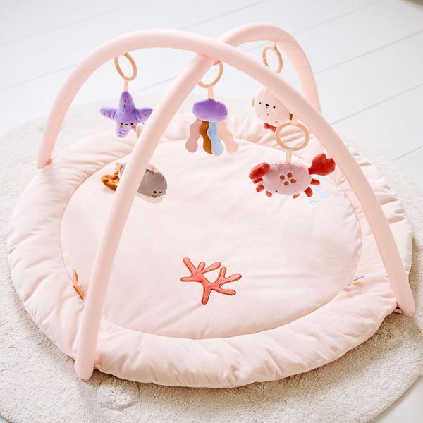 Babygym roze met speeltjes van 83x50 cm in soft peach van Petite Amélie