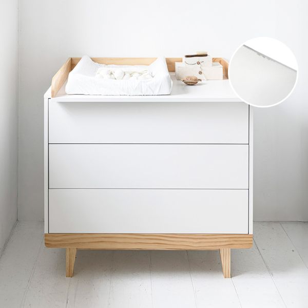 Houten commode in wit en hout van Petite Amélie